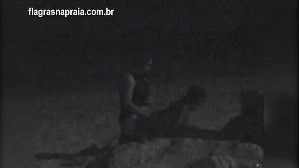 Filmei um casal fazendo sexo na praia a noite. Um segurança botou eles pra correr