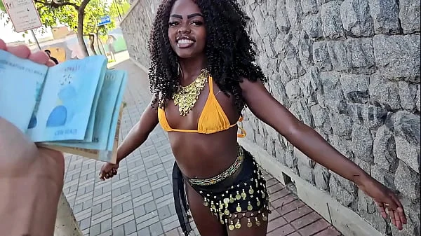 Novinha abandonada no bloco de carnaval pelo marido acabou fodendo no motel Caricia com dois machos