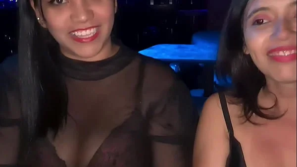 Baixinha, magrinha e novinha sentado e rebolando no pau na cabine do club de swing