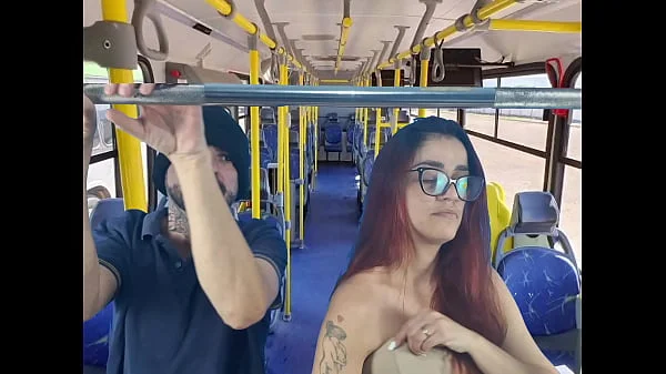 Estudande e fodida por estranho dentro do onibus!