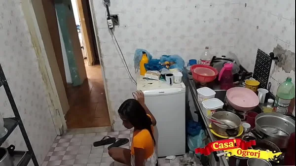 Uma pequena enteada fofa sendo fodida pelo padrasto na cozinha