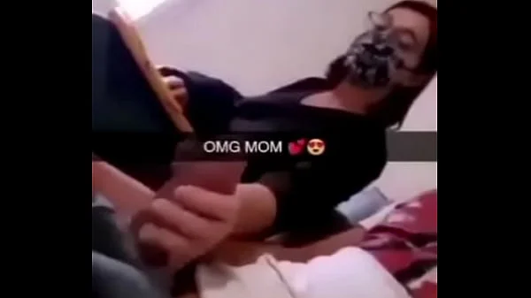 Madre masturba a su hijo