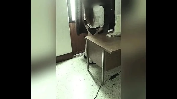 CÁMARA Graba a MAESTRO Y ALUMNA en la Oficina del Colegio! Colegiala Mexicana se DEJA FOLLAR por el PROFE por una MEJOR CALIFICACIÓN! Video Amateur Real!