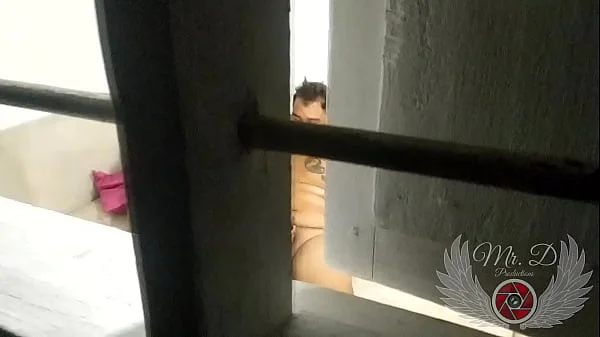 I catch my young and beautiful neighbor having sex at night with her who has just arrived from Miami at his parents' house. They almost caught me while spying on them and filming through the window