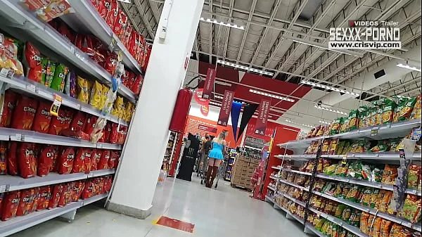 Loira gostosa sem calcinha no supermercado